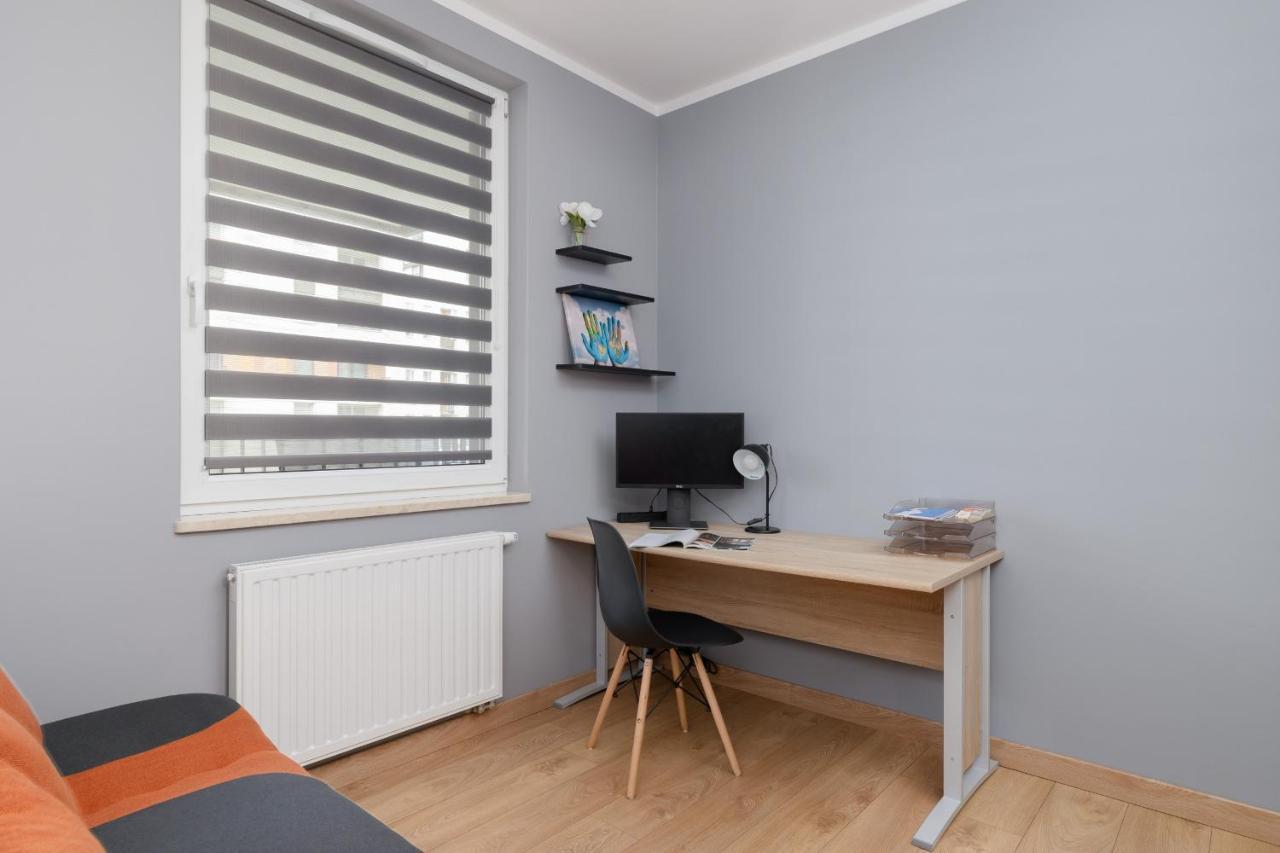Osiedle Avia Family Apartment In Krakow With Balcony By Noclegi Renters Bagian luar foto